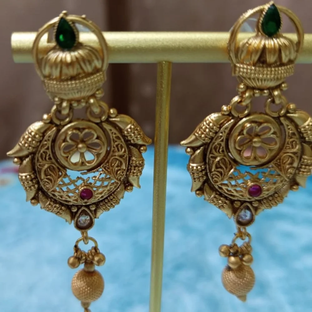 A sophisticated crown-shape like handmade Rajwari earrings - Picture 4 of 4